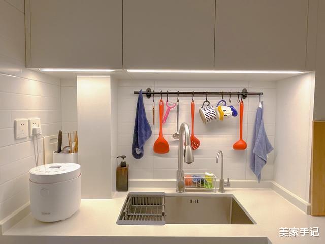 坚持断舍离的二胎妈妈,不买沙发茶几,将96㎡小家装修得“空无一物”,太漂亮了