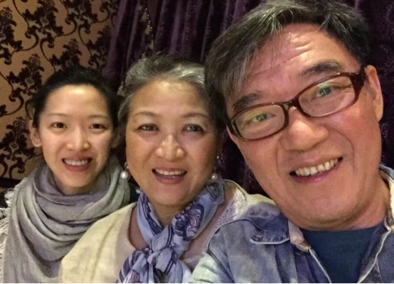 李立群|李立群女儿庆32岁生日，和黑人男友分手后仍单身，肤白貌美引赞叹