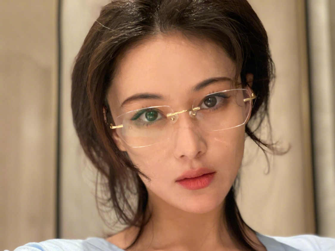 张馨予|不怕何捷吃醋？张馨予穿浴袍被男友人按摩，抚摸脖子锁骨超暧昧