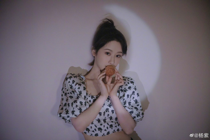 杨紫|杨紫中秋节晒露腰美照,手拿月饼姿势多变,恋情风波后瘦了许多!