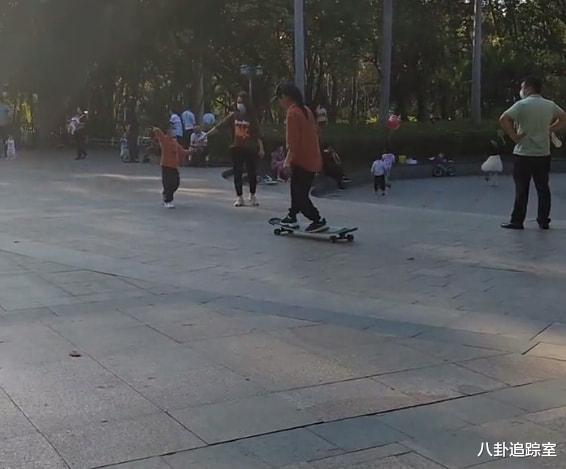 |全能女人！卓妈滑滑板，动作潇洒流畅，似20岁少女，网友：厉害了
