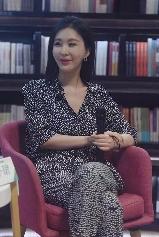 馒头 田朴珺的脸也僵了，现身新书发布会打扮却太小女人，嘴巴也凸了