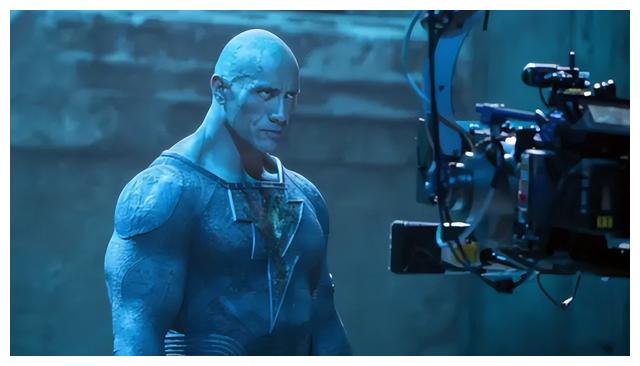 道恩·强森|50岁巨石强森拥吻007丹尼尔之女,30岁艾拉一袭露背装大秀小蛮腰