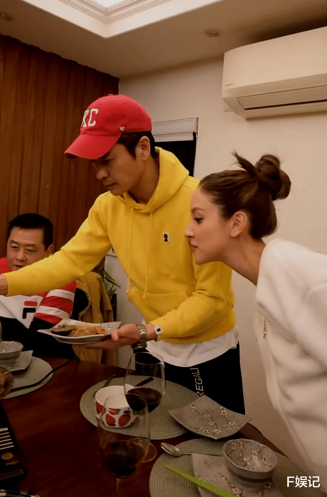 郑嘉颖|郑嘉颖一家人在家吃大餐为岳母庆生 三代同堂一起庆祝很温馨