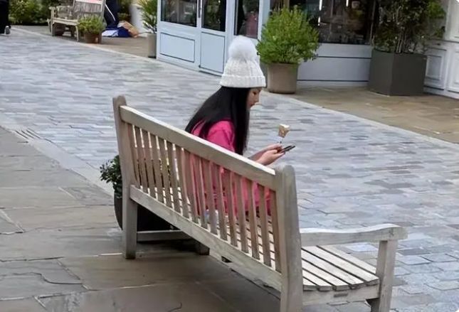 王诗龄|李湘带女儿逛打折村，王诗龄街边大口吃冰淇淋，被认出后满脸不悦