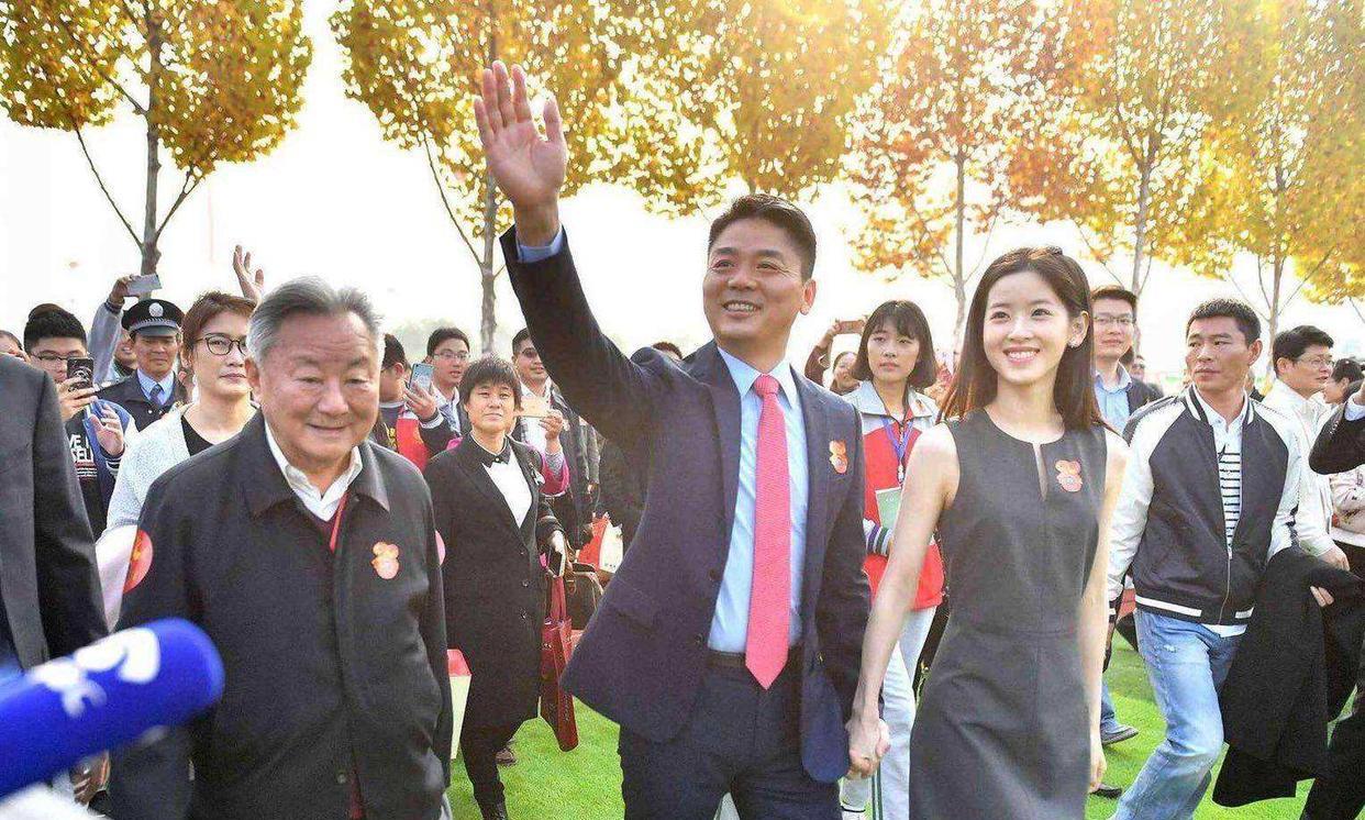 刘强东|时隔19年，刘强东与初恋龚晓京罕见同框！网友称：很久不见京东组合