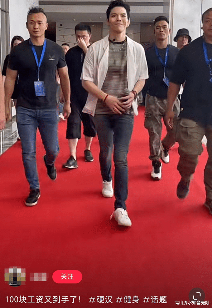 万梓良|万梓良现身商场引围观，一旁保镖手臂肌肉太抢镜，自曝工资100元