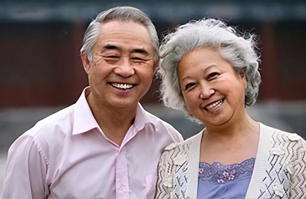 老年人生病后,就明白了父母和子女之间没有亲情可言