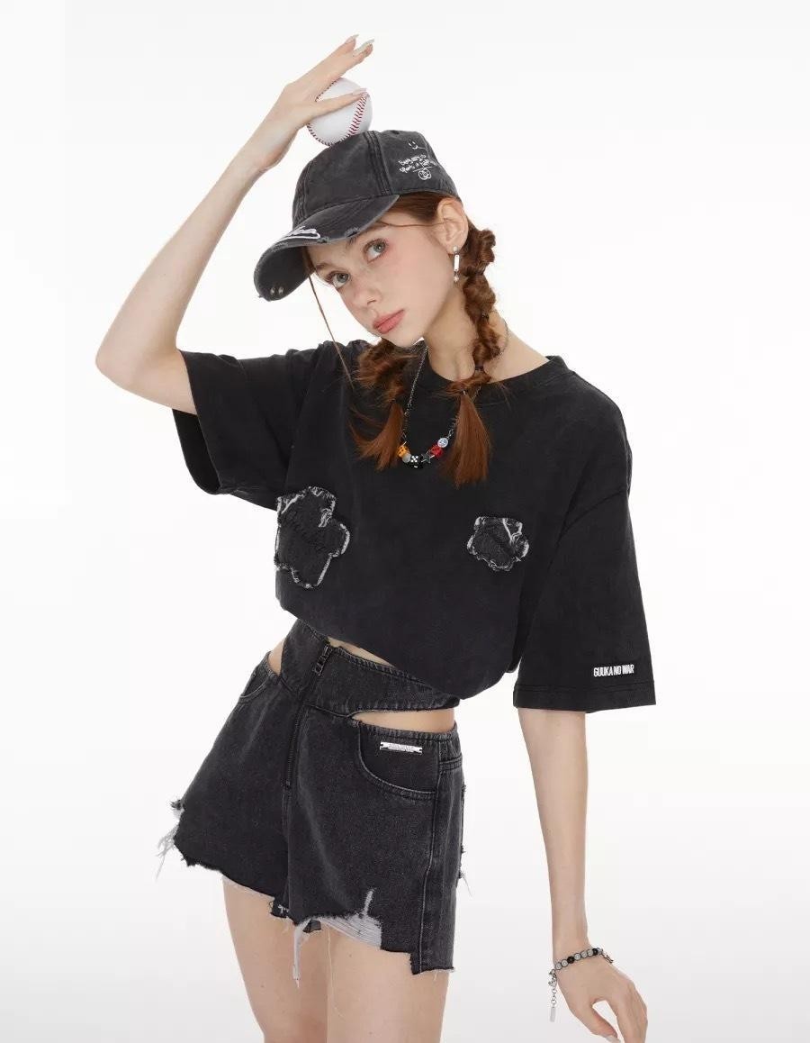 国潮单品掀起辣妹风热潮，借鉴这几种时尚穿搭，有甜酷范