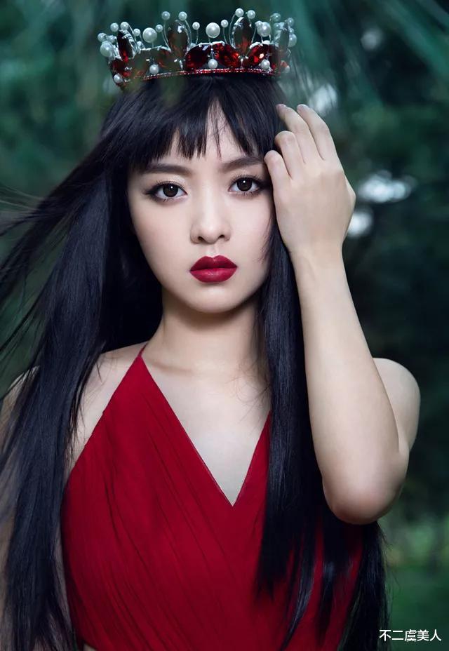 王沥川|90后浙江美女明星余心恬，俏丽多姿，楚楚动人