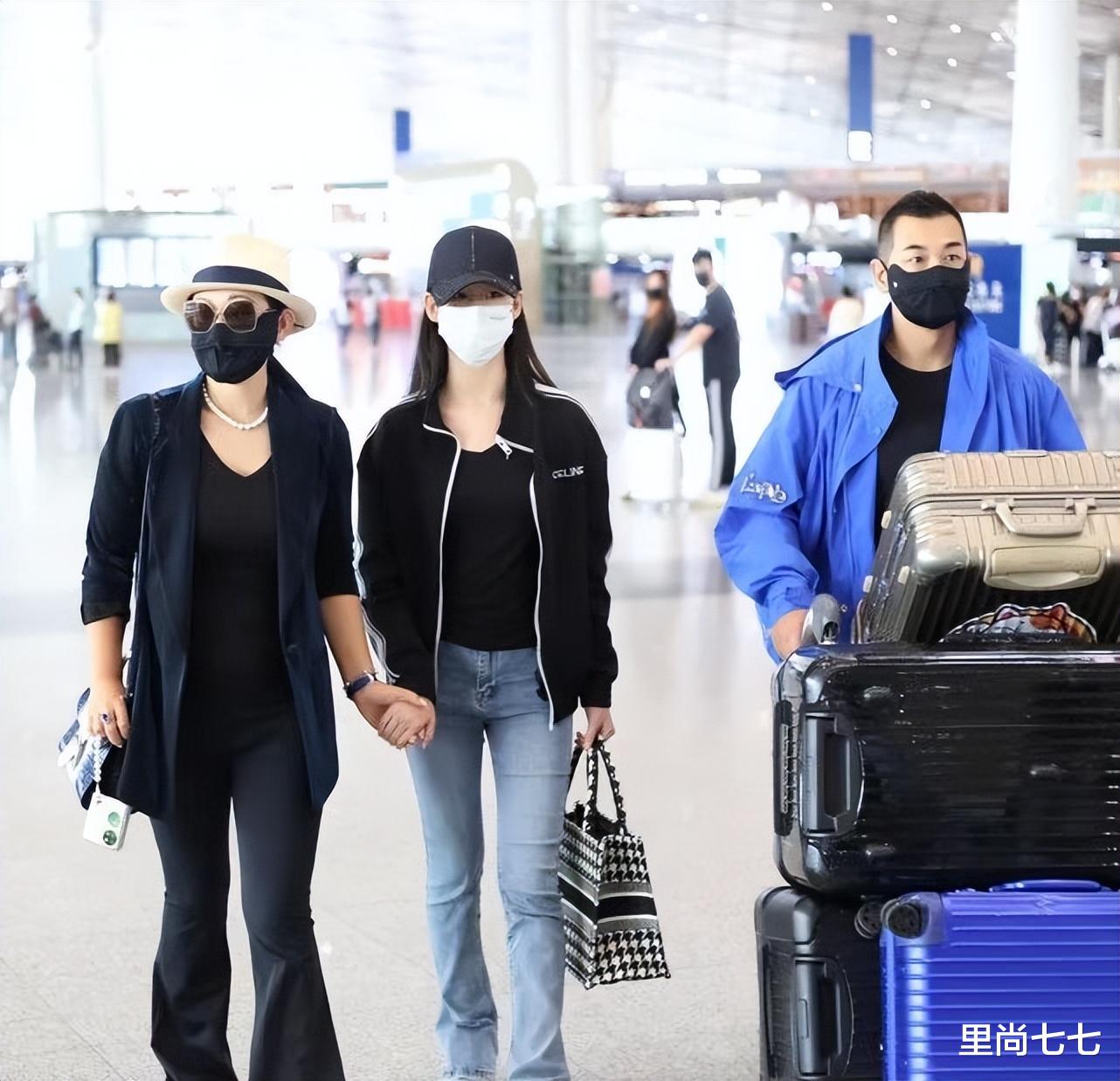 赵文卓长女长胖了！复古打扮少女身材好玲珑，身材好过妈更抢眼