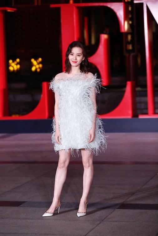 刘诗诗|刘诗诗穿深蓝西装搭配白色直筒裤走机场，帅气时髦很有气场