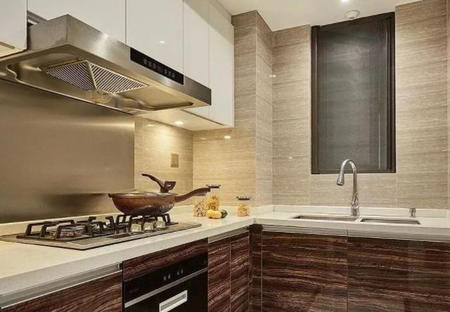 厨房油烟机装修到橱柜里面,清洁容易多了,关键还美观