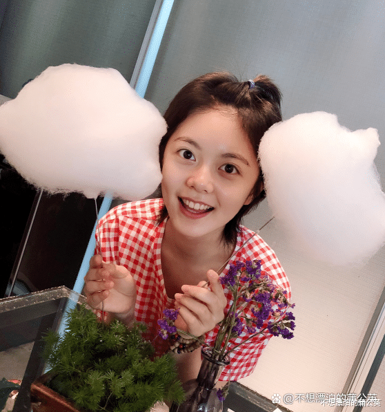 赵今麦|19岁赵今麦现身拍摄，眼神忧郁气质冷清，生图已经瘦出一双筷子腿