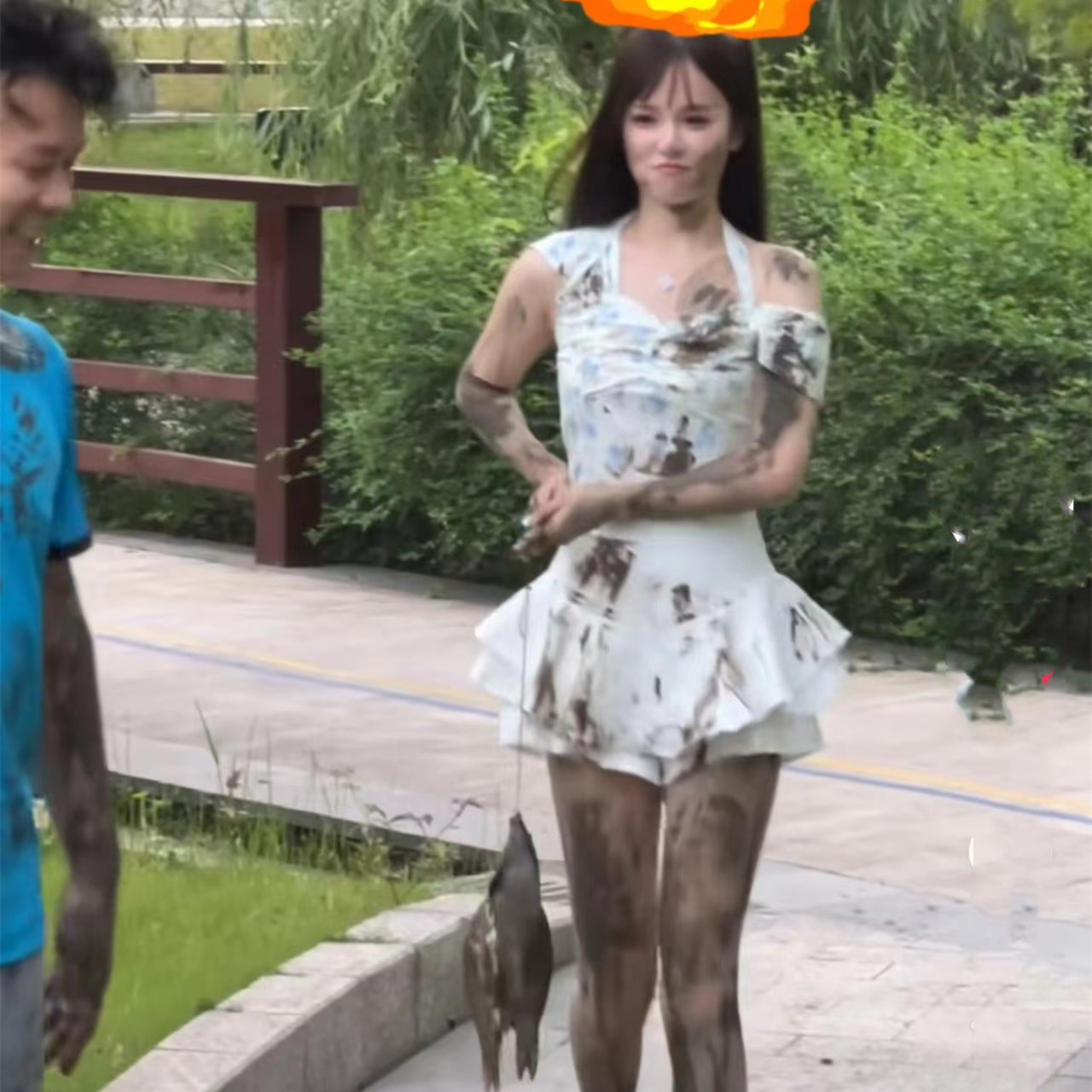 浙江一男子重温儿时快乐,把自家女儿也给带上,玩得满身都是泥土