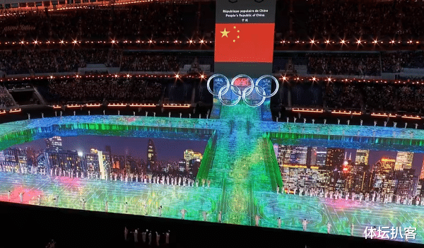 冰墩墩|点燃全场！中国代表团压轴亮相，观众沸腾，镜头前谷爱凌太美了