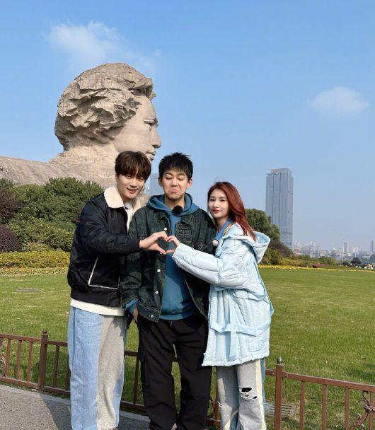 陆虎|陆虎与女友录节目被偶遇，私下互动好甜蜜，女方裙子太短惹争议