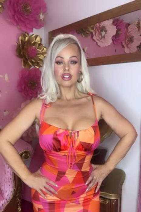 美甲 女子太胖一人买两张飞机座票,被歧视后怒减89公斤!