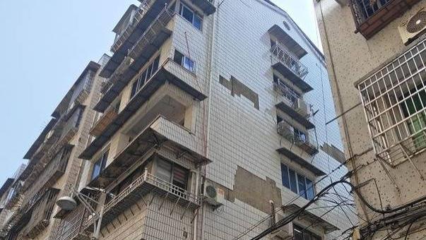 我家19楼，大风导致外墙脱落砸伤人，家属索赔20万，合理吗？
