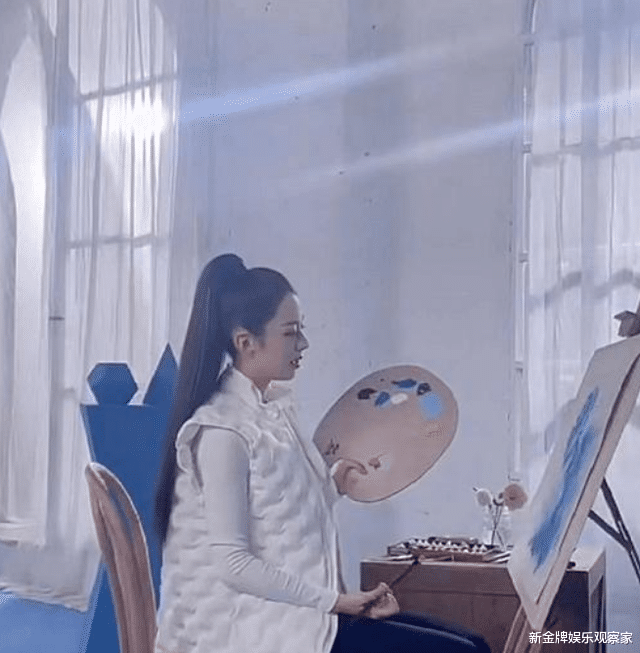 吉娜·爱丽丝|吉娜深夜晒睡衣视频，跟网友分享日常用品，一问价格发现要两千块