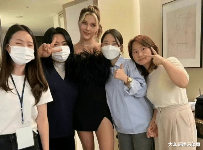 华谊兄弟|谷爱凌参加巴黎舞会,赤脚合照咧嘴大笑,与王室公主同框气质不输