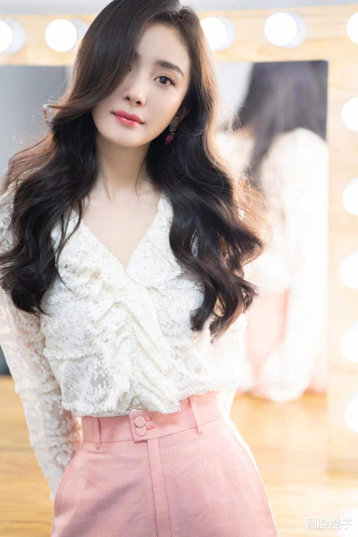 杨幂|杨幂难得穿裤装,白色花边小衫配粉色直筒裤甜美浪漫,气质好迷人