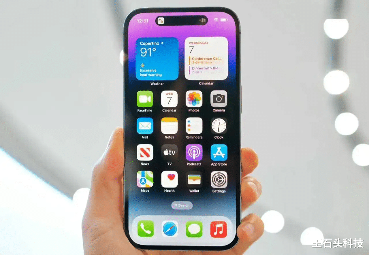 红米手机|安卓厂商“创新难”！坚持挖孔4年，如今被苹果玩明白了！