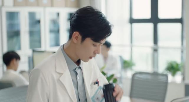 余生|肖战《余生》空降定档!平台超600万人预约,鹅厂赢得彻底