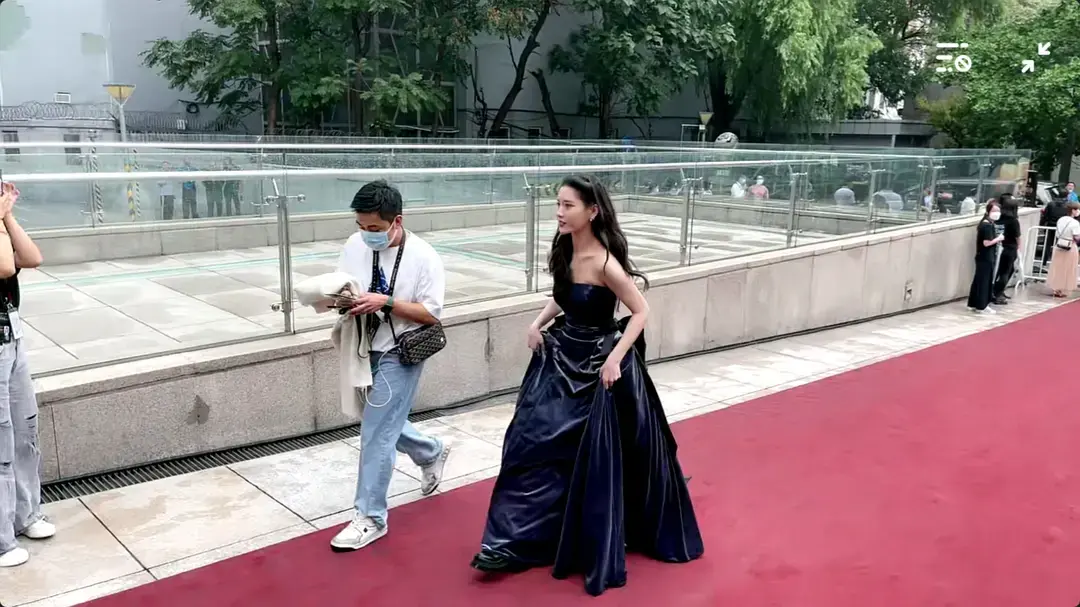 明星|明星走红毯排场真大，多名助理开道、搀扶，这是皇帝太后驾到？