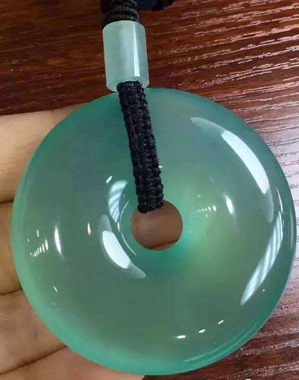 古董|知名度奇低的芙蓉种翡翠，竟能拍卖到200万之高！它凭什么？