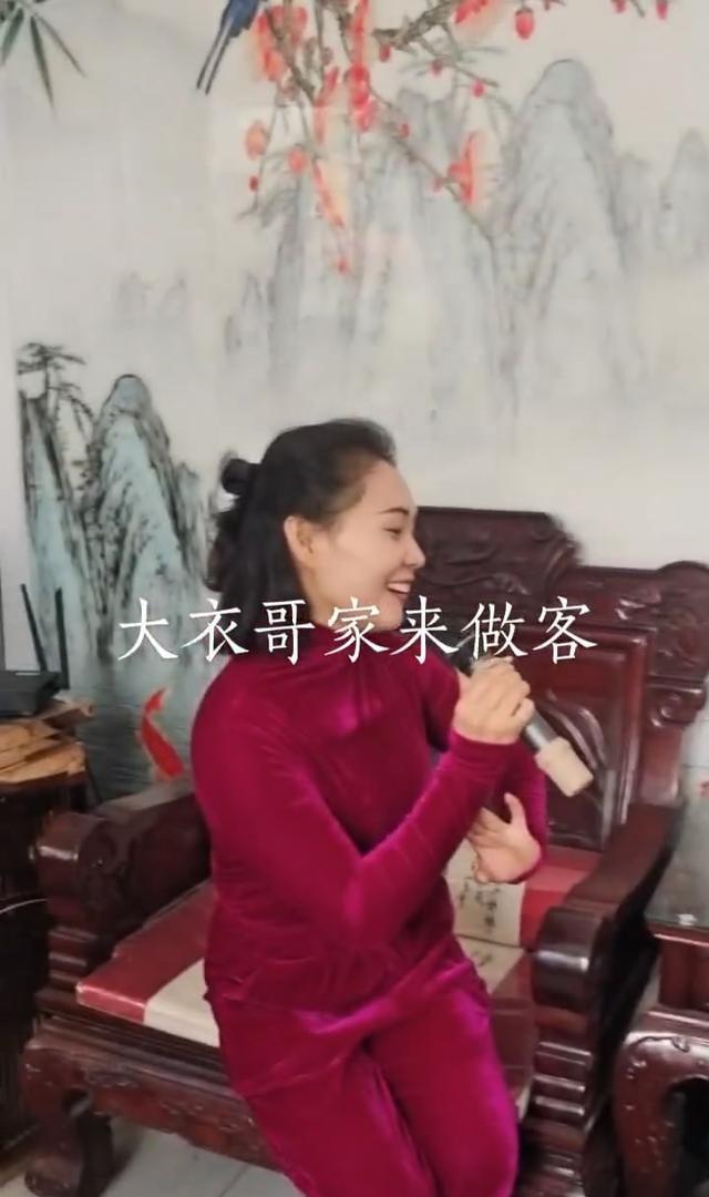 白鹿|大衣哥外出躲清闲，袁庆独自唱歌，横店群演跪求大衣哥当评委未果