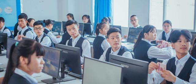 国企|“铁路集团”开始扩招了，薪资待遇很可观，无需笔试就有望上岗！