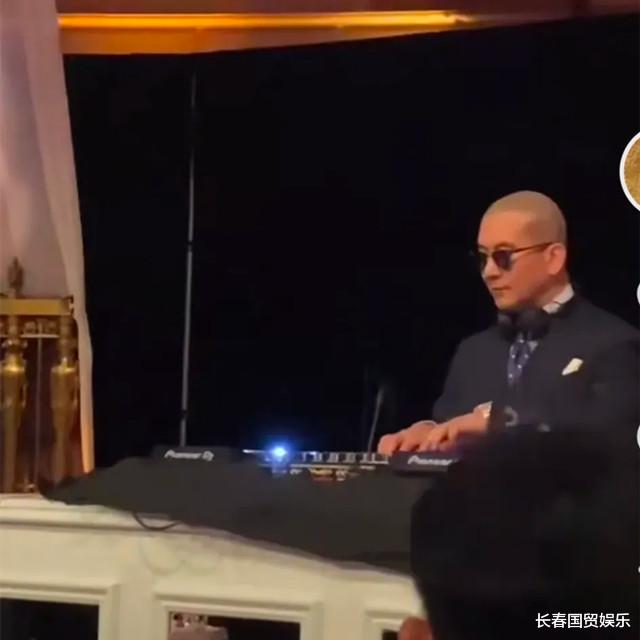 大S|大S老公美国参加婚礼当DJ，西装墨镜造型帅气潇洒，整个人很嗨