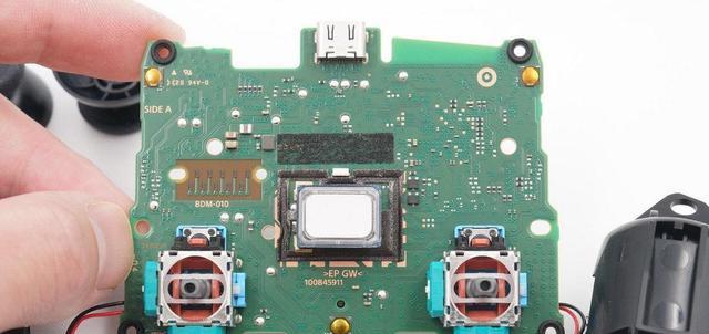 |拆解索尼PS5DualSense手柄，探索自适应扳机，双线性震动马达