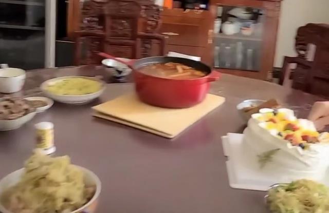 刘和刚|刘和刚携妻女与兄弟姐妹为母贺寿,一家8口其乐融融画面温馨