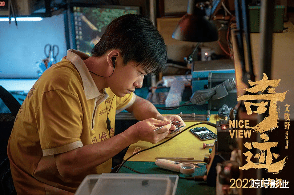 易烊千玺|易烊千玺22岁化茧成蝶,独自扛起十几亿票房