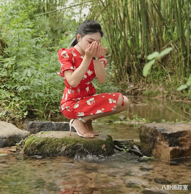 |无下限？继洗脚水后，网红唐小鱼又喝洗菜水，网友：白长这么美了