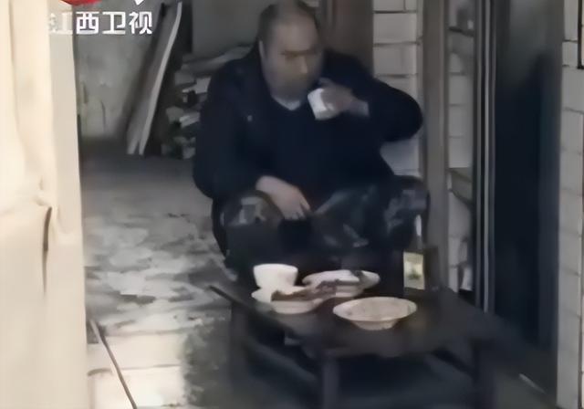 东北男子嗜酒如命,20年喝下30000斤酒引发怪病,医生:治不了