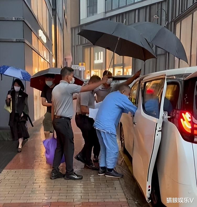 刘銮雄|富商刘銮雄出门带三个保镖，身体虚弱走路需搀扶，百万车牌显豪气