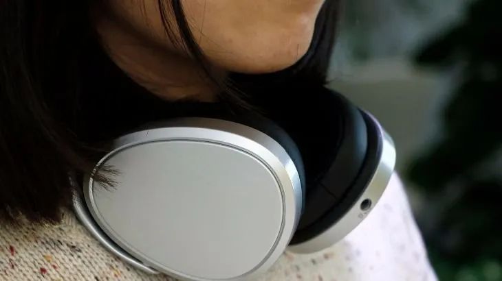 手机壳|警惕!长时间戴耳机会损伤听力!