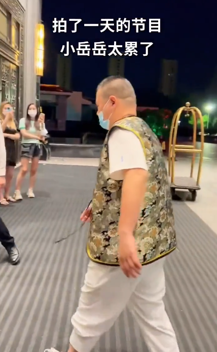 岳云鹏|透支严重!37岁的岳云鹏刚从综艺节目中回来,满头白发,步履蹒跚引人担忧