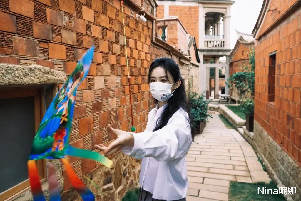 赵丽颖|赵丽颖打卡芜湖古城,穿衬衫配百褶裙放风筝,学院风打扮邻家感十足