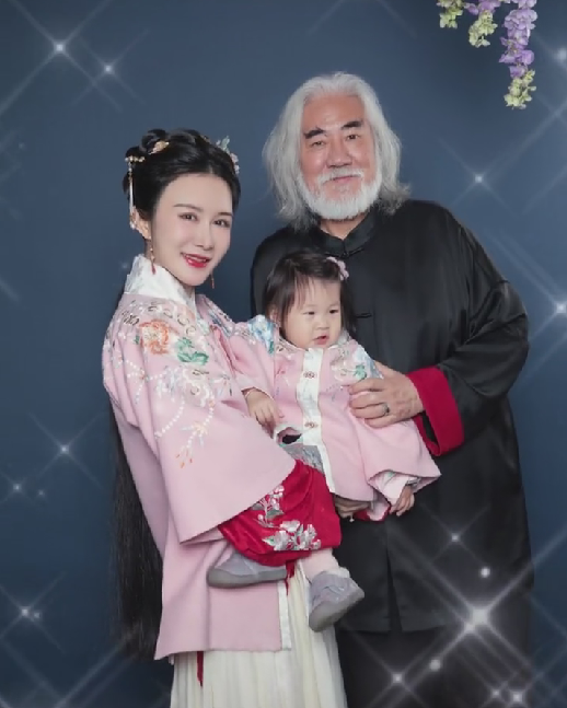 张纪中|张纪中晒全家福,马丁抿嘴不情愿,小儿子头发凌乱崩溃大哭