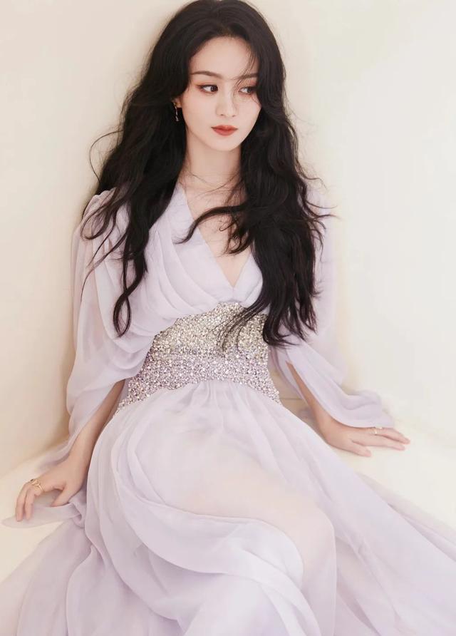 赵丽颖|赵丽颖身穿半隐长裙现身直播间，换上这种发型，瞬间秒变气质女神