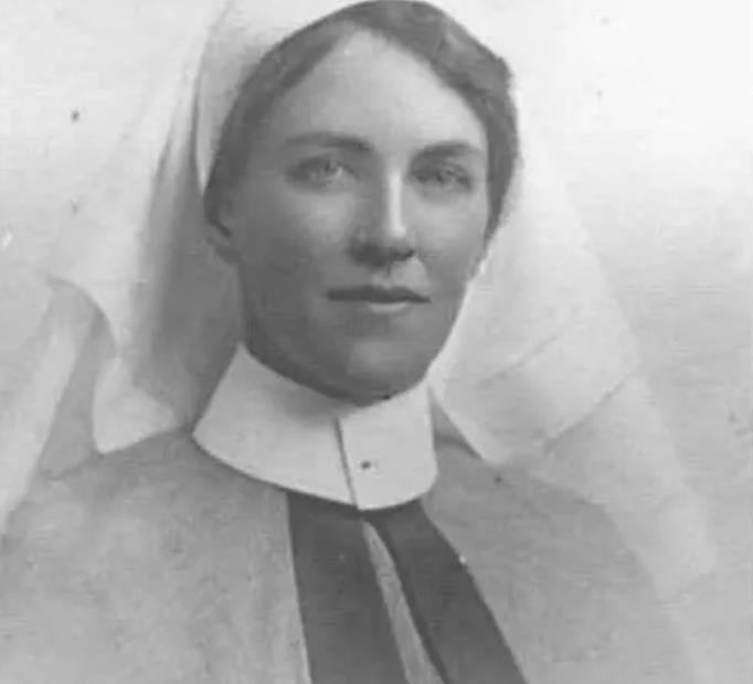 林彦俊|英国四胎妈妈成“丑女冠军”,年轻时貌若天仙,网友称母爱无敌