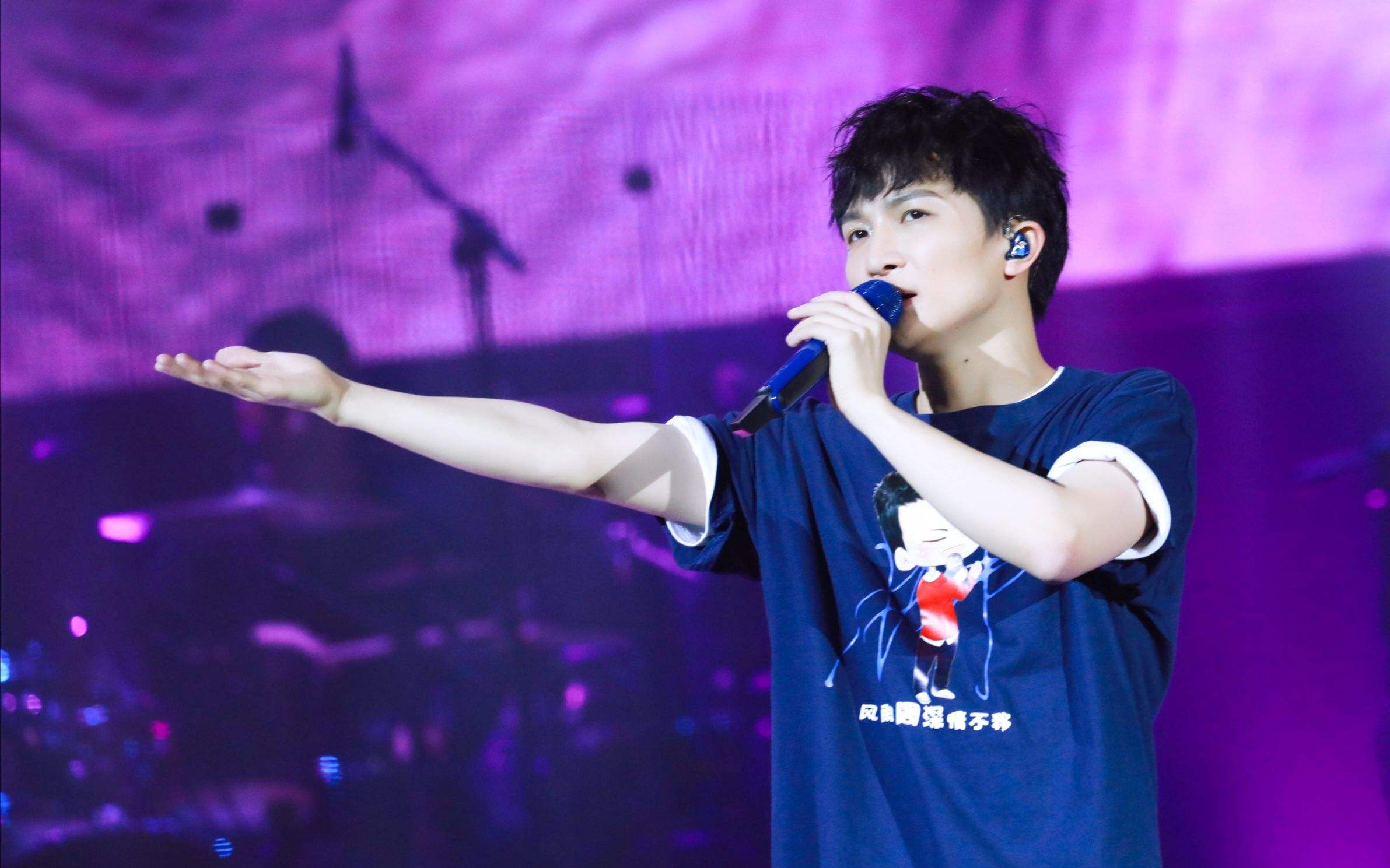 周深|为什么歌手周深的国民认可度很高？遛狗老头老太太：我喜欢！你管不着！