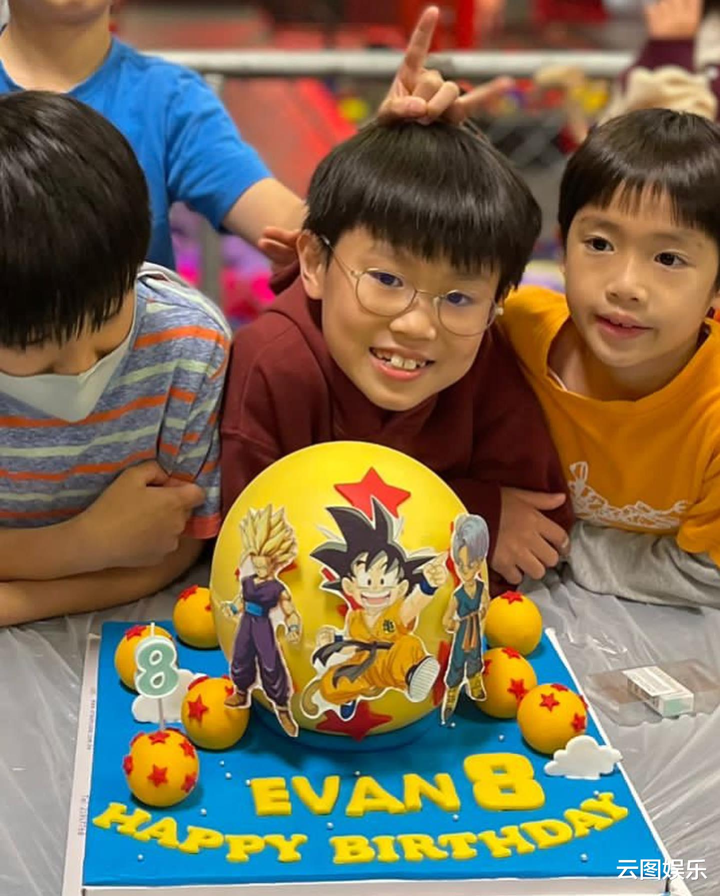 郑中基|郑中基为8岁儿子庆生!一家四口同框很温馨,爱子高颜值像妈妈