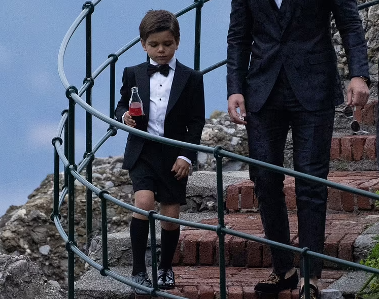 金·卡戴珊|卡戴珊家族大姐婚礼曝光，生育3个子女却依旧美艳，新郎一脸陶醉