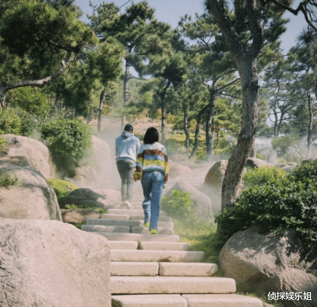 李亚鹏|李亚鹏与小娇妻带娃出游,一家三口高调秀幸福,女儿单眼皮像妈妈