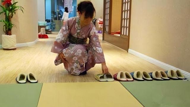 日本人进屋要脱鞋,遇到“脚臭”客人怎么办?日本美女的回答亮了